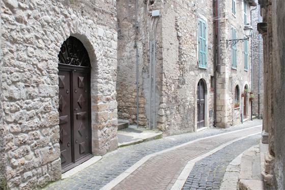 Vicolo lastricato del centro medievale di Acuto con portone ad arco