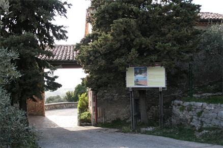 Chiesa Madonna di Mezzo Monte immersa nella campagna di Acuto