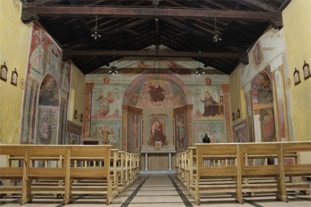 Interno affrescato della Chiesa di San Sebastiano ad Acuto